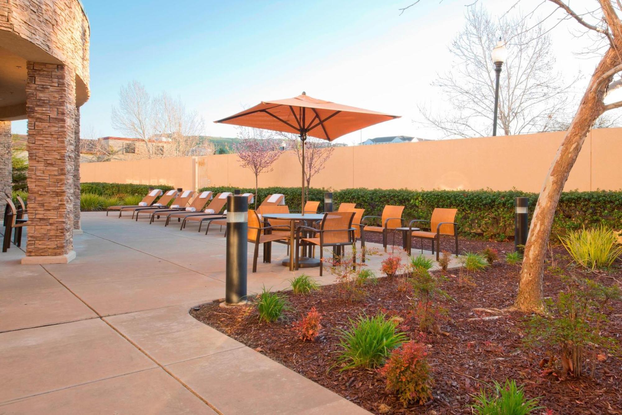 Hotel Courtyard By Marriott Sacramento Folsom Exterior foto